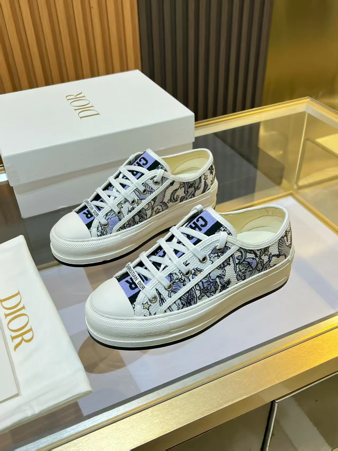 👟👟Ex-factory price 520👟👟 Walk‘n’Dior embroidered mid-top casual shoes are new in 2025. On the fashion stage, Dior embroidered shoes are the well-deserved protagonist. Delicate stitching is used on the upper, every stitch is devoted to the craftsman's efforts, and every thread is woven with artistic poetry. From complex floral patterns to smart geometric textures, embroidery is like the magic that gives shoes life, allowing them to show dynamic beauty even in static conditions.   Wearing Dior embroidered shoes feels like stepping into a dream world full of art. It is not only a pair of shoes, but also a walking piece of art that perfectly integrates fashion and culture. Whether you are strolling on the bustling city streets or attending important social occasions, Dior embroidered shoes can add unique charm to your style and become the focus of everyone's attention.   Choosing Dior embroidered shoes means choosing a persistent pursuit of quality and a unique understanding of fashion. Let it accompany you through every wonderful moment and leave your own fashion mark.  Material: Sheepskin lining, feet, silk cowhide, size 35-41, heel height 5cm